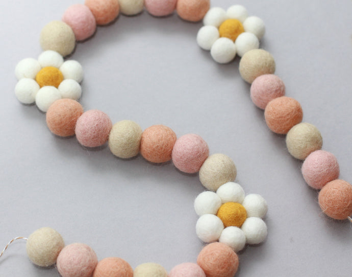 NEUTRAL DAISY GARLAND