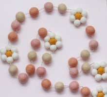 Load image into Gallery viewer, NEUTRAL DAISY GARLAND